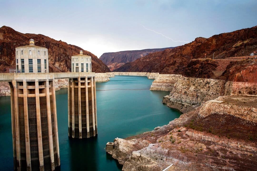 Rayos caen sobre el lago Mead, cerca de la presa Hoover, que embalsa las aguas del río Colorado en el Área Recreativa Nacional del Lago Mead, en Arizona, el 28 de julio de 2014. (John Locher/AP Photo)
