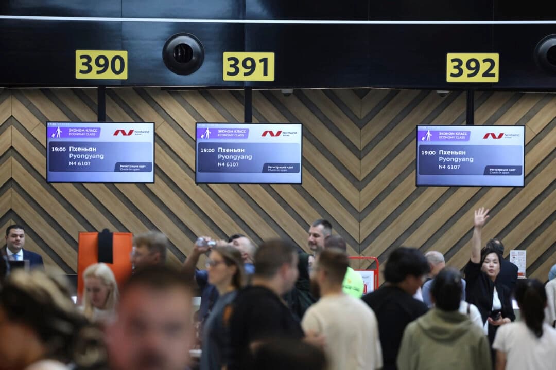 Los pasajeros se reúnen para facturar en el primer vuelo que conecta Moscú y Pyongyang en el aeropuerto internacional Sheremetyevo de Moscú, en medio del acercamiento entre Rusia y Corea del Norte, a las afueras de Moscú, Rusia. 27 de julio de 2025. (Foto AP).