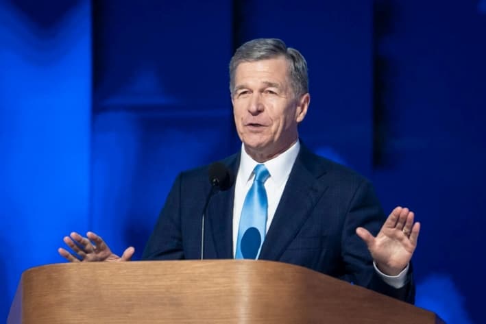El gobernador de Carolina del Norte, Roy Cooper, habla durante el último día de la Convención Nacional Demócrata, en Chicago, el 22 de agosto de 2024. (Madalina Vasiliu/The Epoch Times)