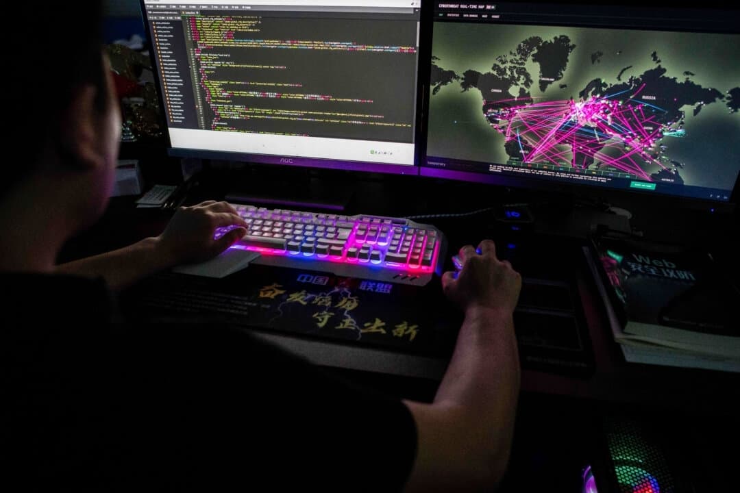 Un miembro del grupo de hackers Red Hacker Alliance, que se negó a dar su nombre real, utiliza un sitio web que supervisa los ciberataques globales en su ordenador en su oficina de Dongguan, provincia de Guangdong, China, el 4 de agosto de 2020. (Nicolas Asfouri/AFP a través de Getty Images)
