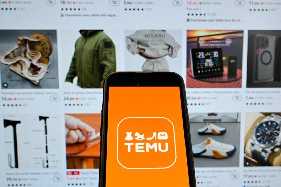 El logotipo de la empresa china de comercio electrónico Temu en un teléfono móvil frente a una pantalla con la página web de la empresa, en Bruselas, el 4 de noviembre de 2024. (Foto de NICOLAS TUCAT/AFP vía Getty Images).
