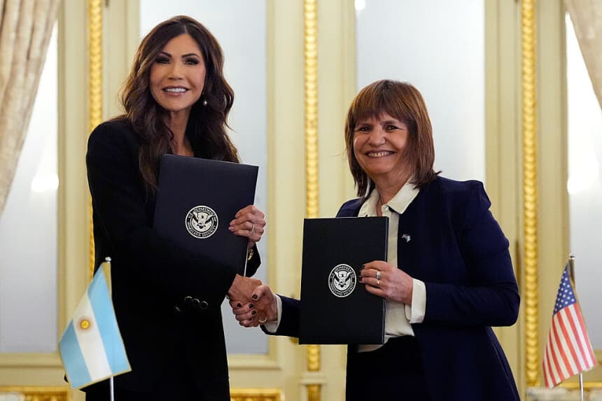 La secretaria de Seguridad Nacional de Estados Unidos, Kristi Noem (izquierda), y la ministra de Seguridad Nacional de Argentina, Patricia Bullrich, se preparan para firmar un acuerdo bilateral en el palacio presidencial el 28 de julio de 2025 en Buenos Aires, Argentina. (Alex Brandon-Pool/Getty Images)