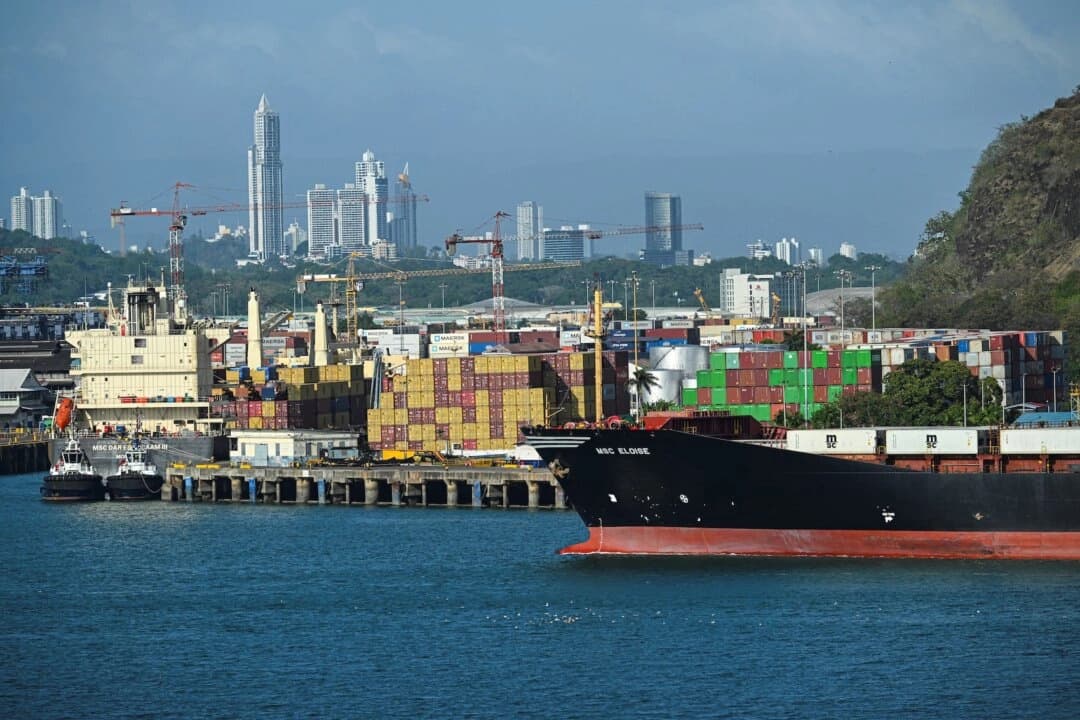 Un buque de carga espera en el puerto de Balboa antes de cruzar el Canal de Panamá en la ciudad de Panamá el 4 de febrero de 2025. (Martin Bernetti/AFP vía Getty Images)

