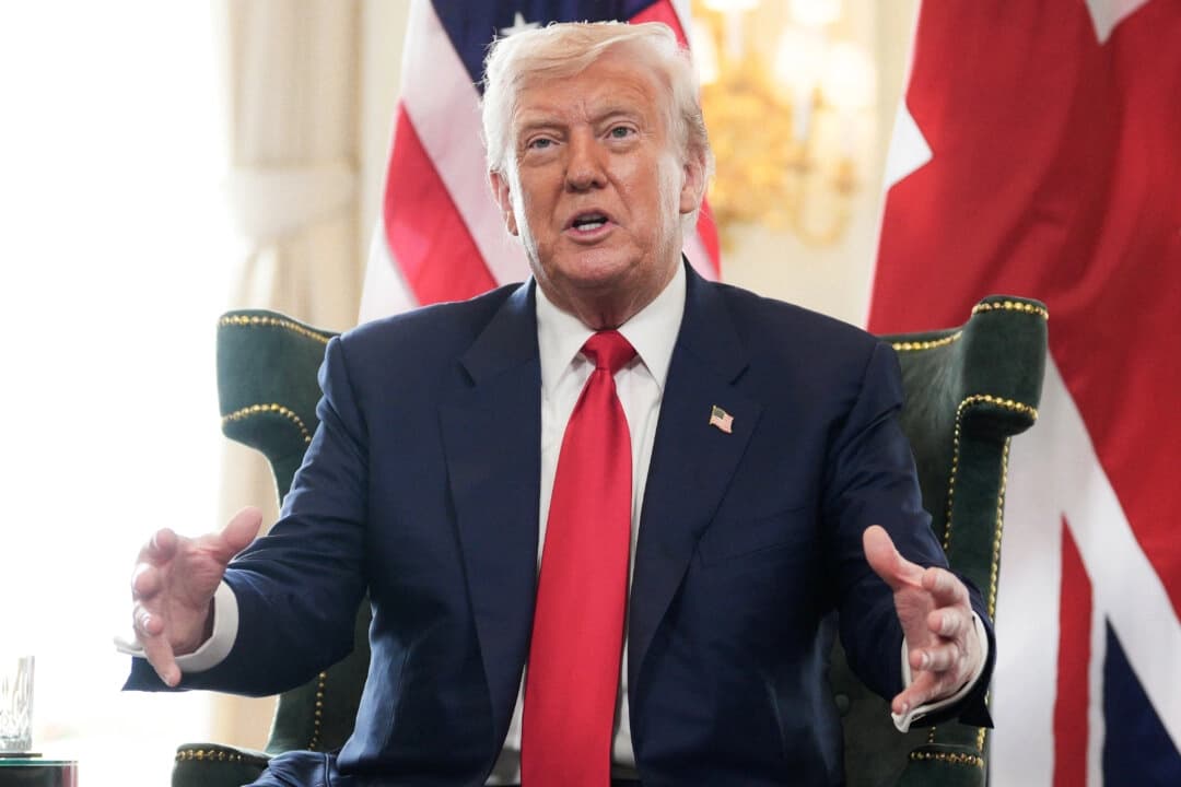 El presidente Donald Trump reacciona al reunirse con el primer ministro británico Keir Starmer (no aparece en la imagen) en el club de golf Trump Turnberry en Turnberry, Escocia, el 28 de julio de 2025. (Foto de Christopher Furlong/Getty Images).
