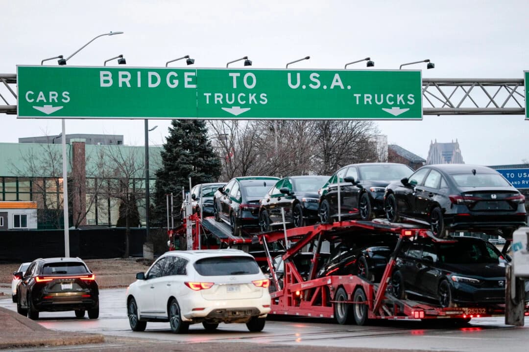 Un camión transportador de automóviles se dirige a cruzar el puente Ambassador entre Windsor, Ontario, y Detroit, Míchigan, el 4 de marzo de 2025. (Bill Pugliano/Getty Images).