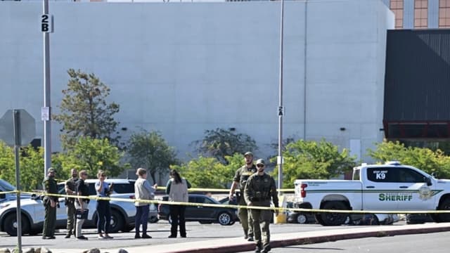 La policía responde a un tiroteo afuera del Grand Sierra Resort en Reno, Nevada, el lunes 28 de julio de 2025. (Foto AP/Andy Barron)