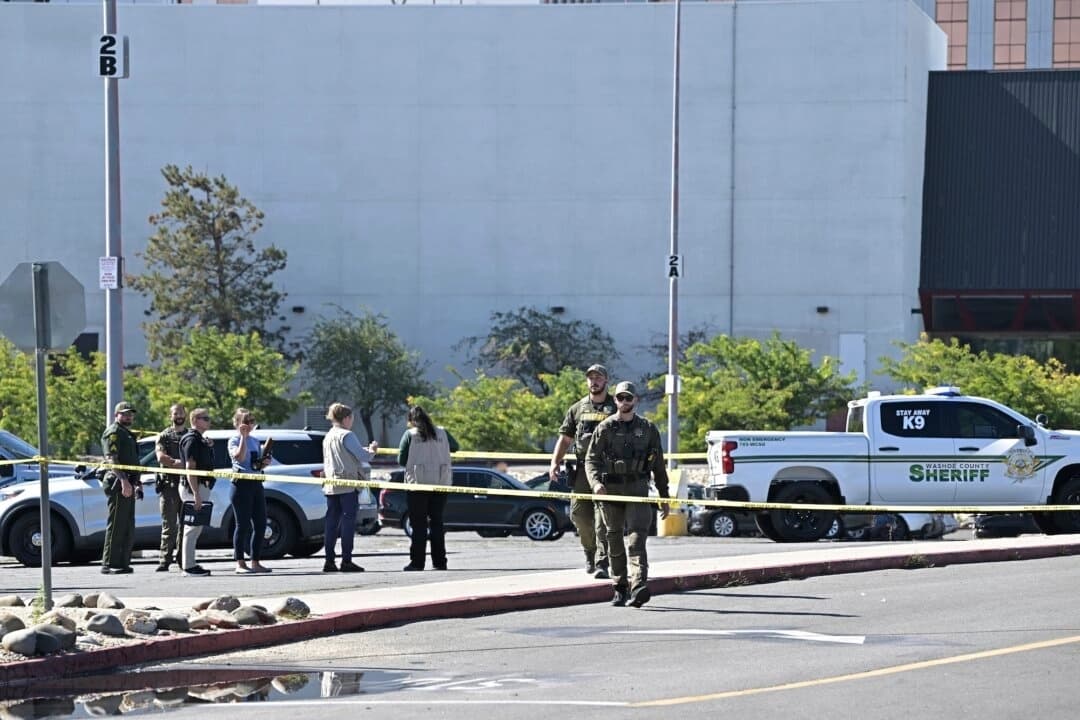 La policía responde a un tiroteo afuera del Grand Sierra Resort en Reno, Nevada, el lunes 28 de julio de 2025. (Foto AP/Andy Barron)