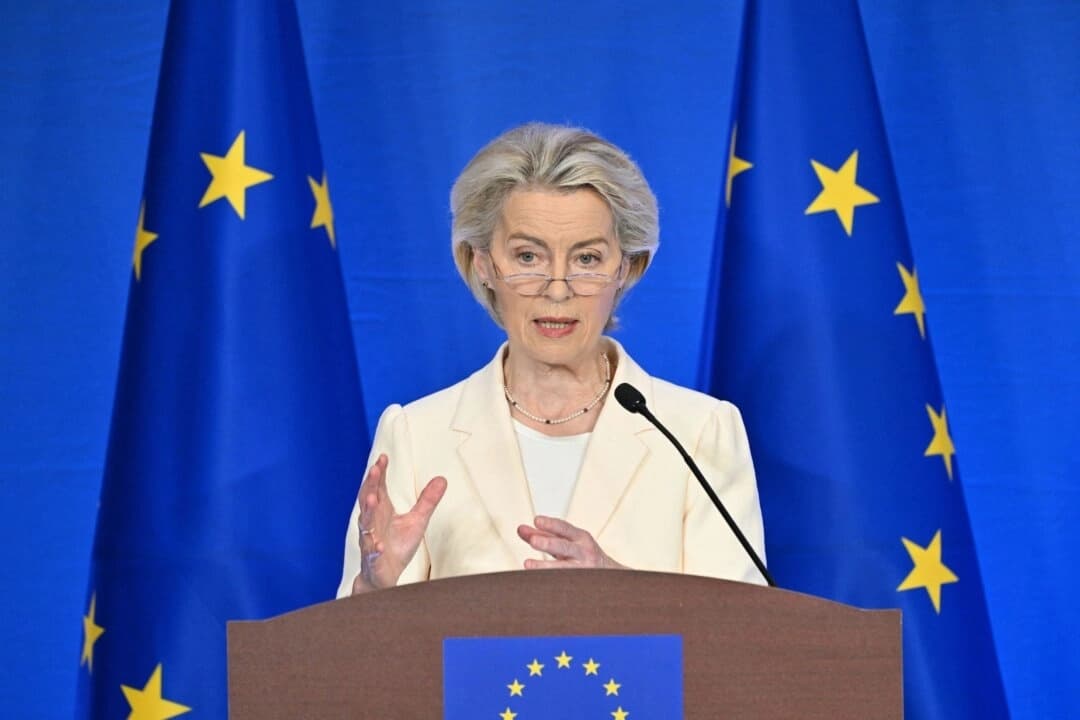 La presidenta de la Comisión Europea, Ursula von der Leyen, habla tras la 25.ª cumbre UE-China celebrada enBeijing el 24 de julio de 2025. (Adek Berry/AFP a través de Getty Images)
