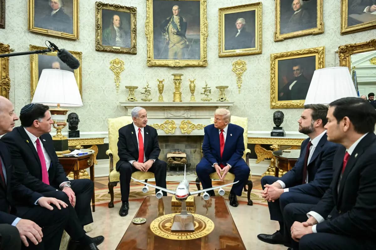 El presidente de Estados Unidos, Donald Trump, se reúne con el primer ministro israelí, Benjamin Netanyahu, en el Despacho Oval de la Casa Blanca en Washington el 7 de abril de 2025. (Saul Loeb/AFP a través de Getty Images)