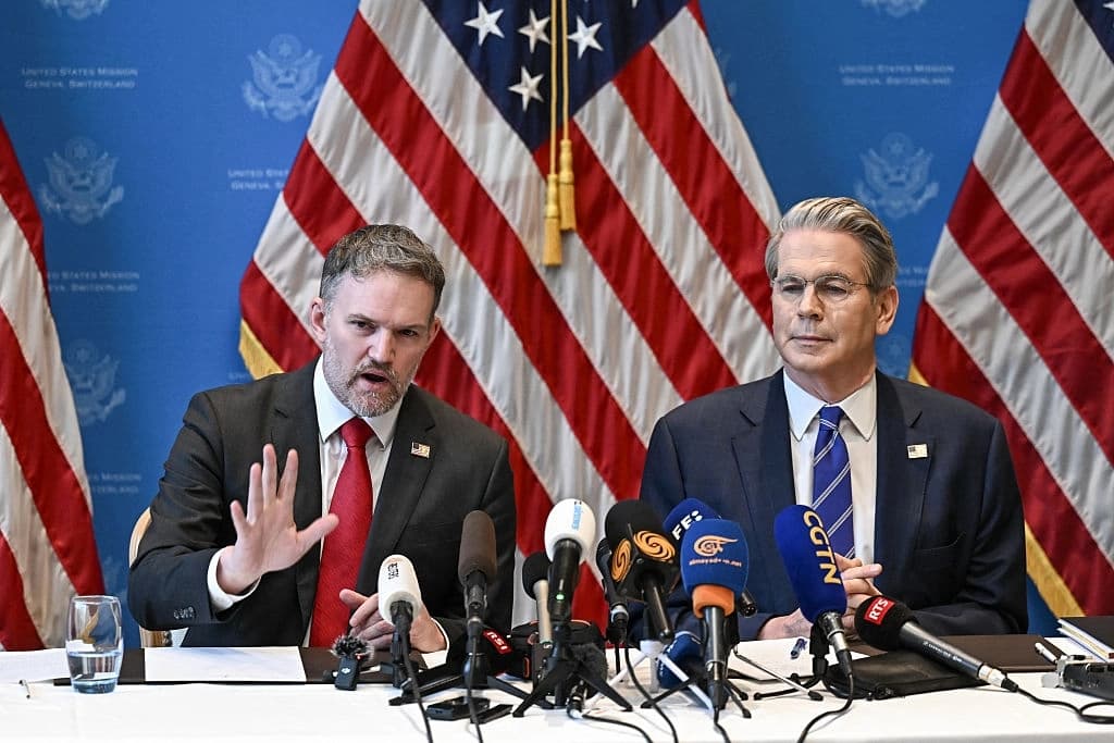 El secretario del Tesoro de EE. UU., Scott Bessent (derecha), y el representante comercial Jamieson Greer ofrecen una rueda de prensa en Ginebra el 12 de mayo de 2025. (Fabrice Coffrini/AFP a través de Getty Images)
