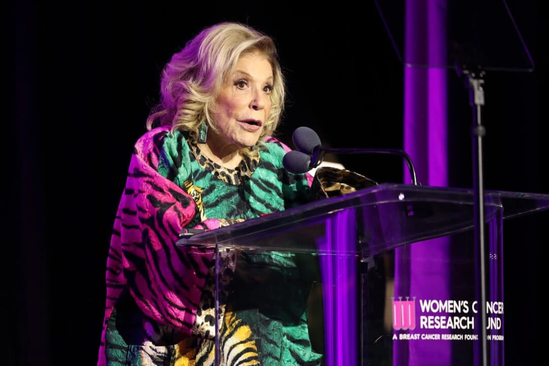 La galardonada Wallis Annenberg recibe el premio Unsung Hero Award en el escenario durante la gala "An Unforgettable Evening" a beneficio del Fondo para la Investigación del Cáncer en la Mujer, celebrada en el Beverly Wilshire, un hotel Four Seasons de Beverly Hills, California, el 10 de abril de 2024. (Amy Sussman/Getty Images para el Fondo para la Investigación del Cáncer en la Mujer).