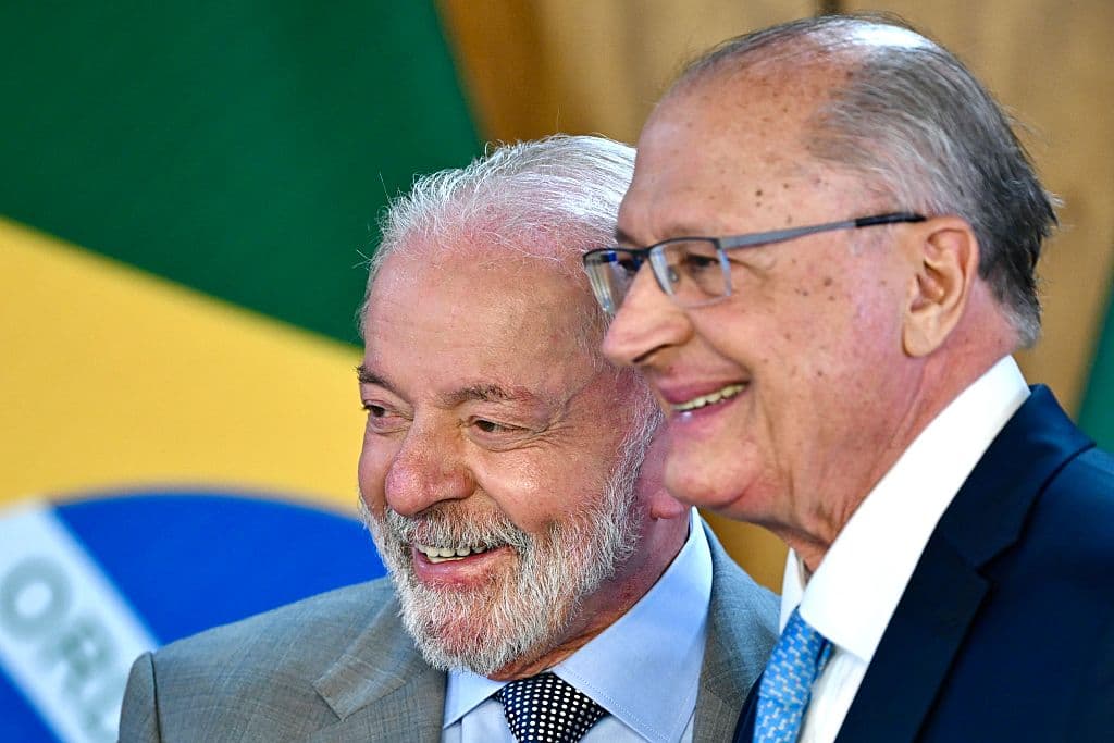 El presidente de Brasil, Luiz Inácio Lula da Silva (izquierda), gesticula mientras habla con su ministro de Industria y Comercio, Geraldo Alckmin. (EVARISTO SA/AFP/Getty Images)
