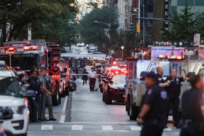 Policías se reúnen durante un supuesto tiroteo en el barrio de Manhattan de la ciudad de Nueva York, el 28 de julio de 2025. (Jeenah Moon/Reuters)