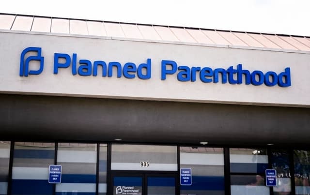 Juez federal bloquea recortes de Medicaid a Planned Parenthood propuestos en mega proyecto de ley