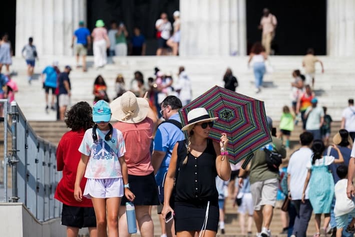 Turistas caminan por el National Mall cerca del Monumento a Lincoln en Washington mientras una cúpula de calor se cierne sobre la región, provocando temperaturas extremadamente altas, el 25 de julio de 2025. (Saul Loeb/AFP vía Getty Images)