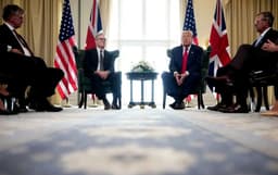 Trump analiza con Starmer las opciones para el estrecho de Ormuz