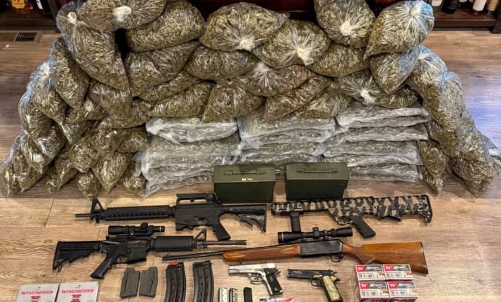 Los agentes del sheriff del condado de Mariposa, California, allanaron dos operaciones de cultivo ilegal de marihuana y luego encontraron más marihuana ilegal, dinero en efectivo y armas de fuego en la casa de un sospechoso, el 27 de julio de 2025. (Departamento del Sheriff del Condado de Mariposa)
