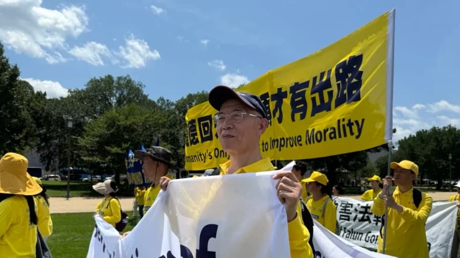 Qin Yongjie asiste a un desfile en el que se pide el fin de los 26 años de persecución del Partido Comunista Chino contra Falun Gong, en Washington, el 17 de julio de 2025. (Cortesía de Qin Yongjie)
