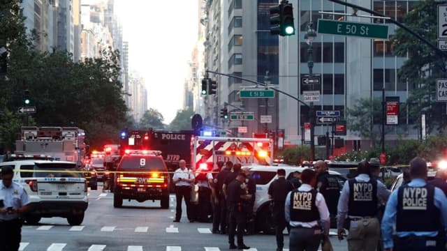 Oficiales de policía y vehículos de emergencia en una calle mientras la policía responde a un tiroteo en el barrio de Midtown Manhattan, en la ciudad de Nueva York, el 28 de julio de 2025. (John Lamparski/AFP a través de Getty Images)
