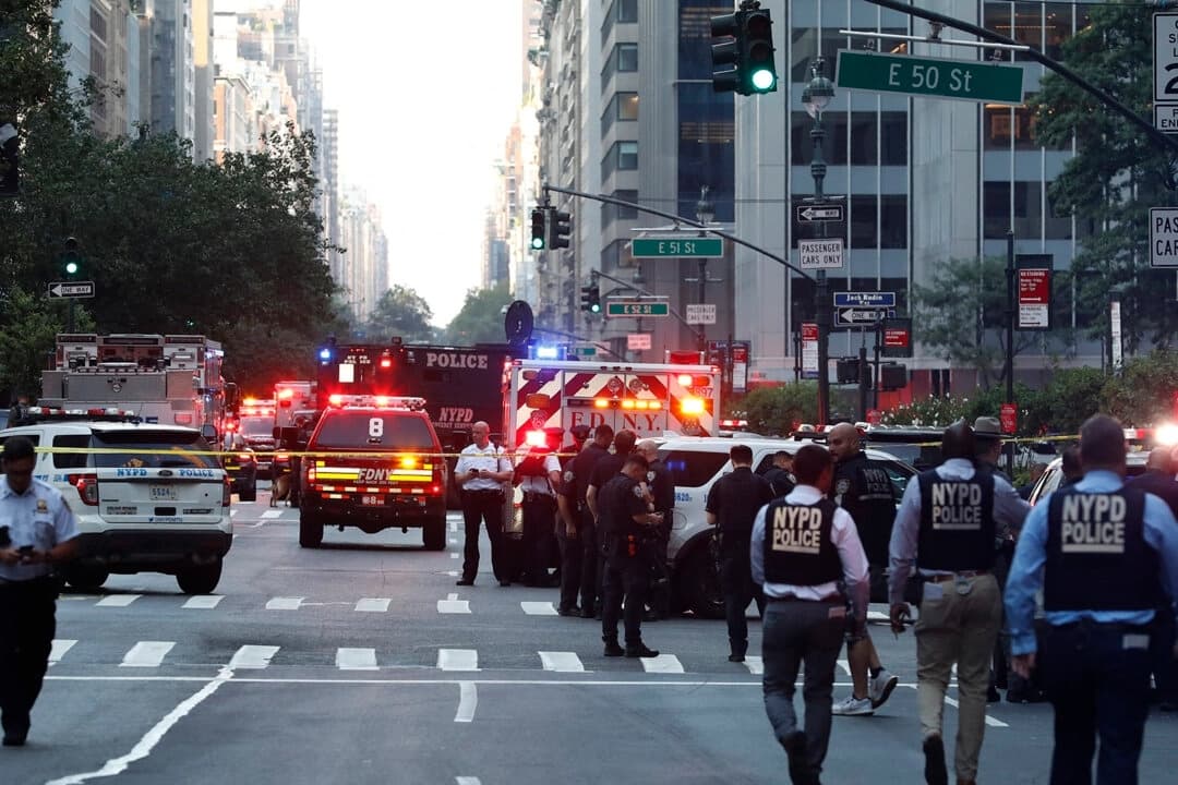 Oficiales de policía y vehículos de emergencia en una calle mientras la policía responde a un tiroteo en el barrio de Midtown Manhattan, en la ciudad de Nueva York, el 28 de julio de 2025. (John Lamparski/AFP a través de Getty Images)
