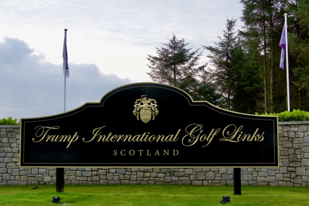 Un cartel da la bienvenida a los visitantes al club Trump International Golf Links en Aberdeen, Escocia, el 29 de julio de 2025. (Travis Gillmore/The Epoch Times).