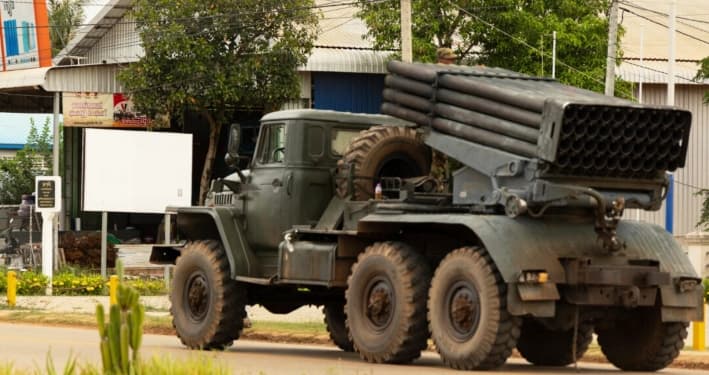 Vehículos militares camboyanos se alejan de la frontera entre Camboya y Tailandia en el distrito de Srei Snam, provincia de Siem Reap, Camboya, el 28 de julio de 2025. (Anton L. Delgado/AP)