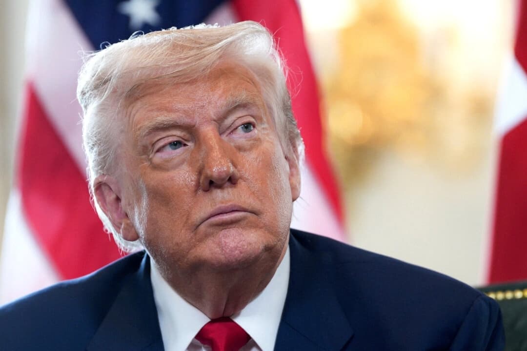 El presidente de Estados Unidos, Donald Trump, observa durante una reunión bilateral en el campo de golf Trump Turnberry, en Turnberry, Escocia, el 28 de julio de 2025. (Christopher Furlong/Pool/AFP a través de Getty Images)