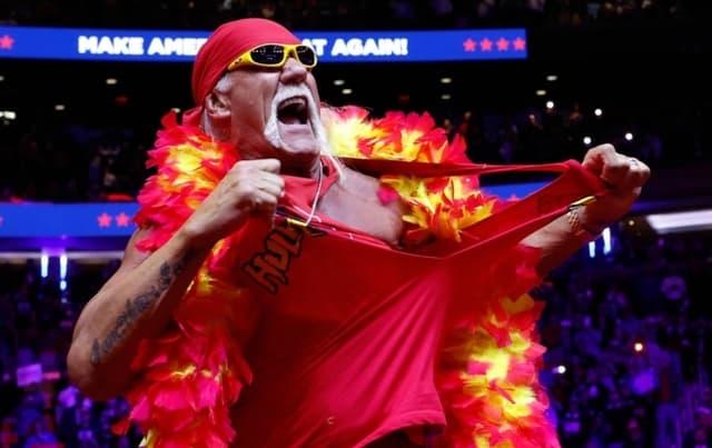 El ícono de la lucha libre Hulk Hogan sube al escenario durante un mitin de campaña del entonces candidato presidencial republicano y expresidente Donald Trump en el Madison Square Garden de la ciudad de Nueva York, el 27 de octubre de 2024. (Anna Moneymaker/Getty Images)