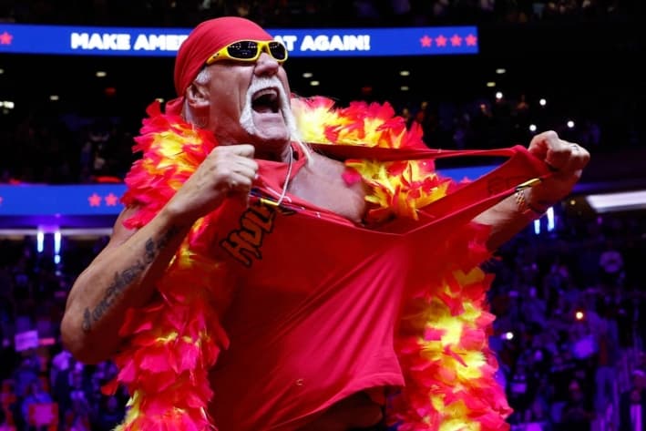 El ícono de la lucha libre Hulk Hogan sube al escenario durante un mitin de campaña del entonces candidato presidencial republicano y expresidente Donald Trump en el Madison Square Garden de la ciudad de Nueva York, el 27 de octubre de 2024. (Anna Moneymaker/Getty Images)