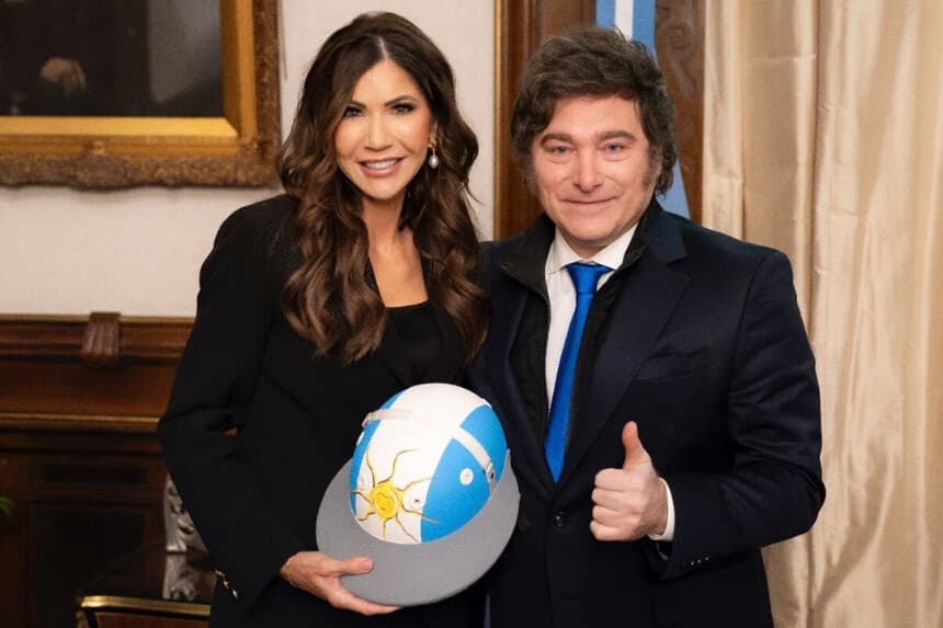 La secretaria de Seguridad Nacional de Estados Unidos, Kristi Noem, se reúne con el presidente argentino Javier Milei, el 28 de julio en Buenos Aires, Argentina. (Crédito: Departamento de Seguridad Nacional de EE. UU.)