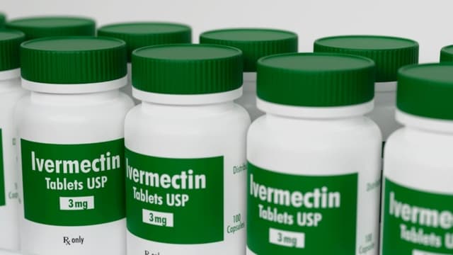 Frascos de ivermectina en el estante de una farmacia. (Carl DMaster/Epoch Times)

