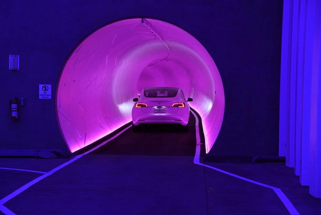 Un coche Tesla circula por un túnel en la estación central durante una presentación a los medios de comunicación del Las Vegas Convention Center Loop en Las Vegas el 9 de abril de 2021. (Ethan Miller/Getty Images)
