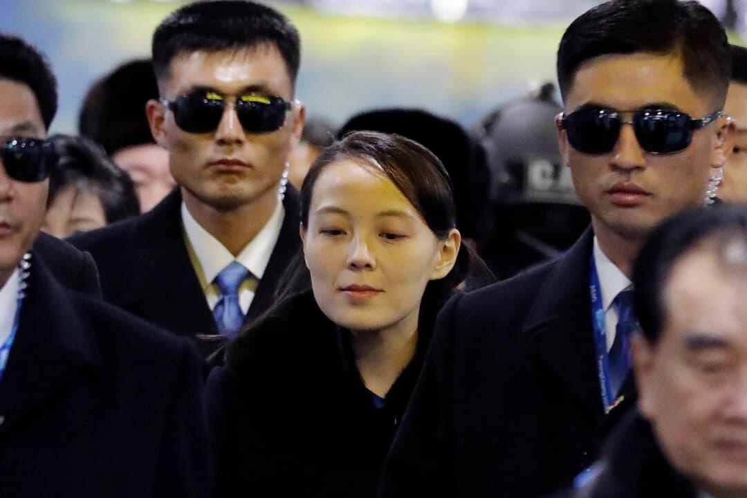 La hermana menor del líder norcoreano Kim Jong Un, Kim Yo Jong (C), llega a la estación de tren de Jinbu, en Pyeongchang (Corea del Sur), el 9 de febrero de 2018. (Lee Jin-man/AP Photo).