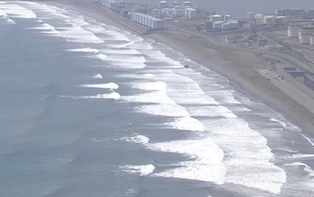 Grandes olas azotan la costa de Hokkaido mientras Japón emite una orden de evacuación por tsunami el 30 de julio de 2025, según una imagen de un video. (Reuters/Captura de pantalla vía The Epoch Times)