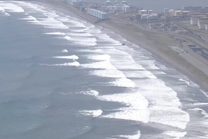 Grandes olas azotan la costa de Hokkaido mientras Japón emite una orden de evacuación por tsunami el 30 de julio de 2025, según una imagen de un video. (Reuters/Captura de pantalla vía The Epoch Times)