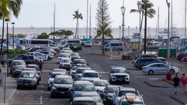 Residentes y visitantes se vieron atrapados en un atasco mientras intentaban abandonar el puerto de Ala Way, en Waikiki, Oahu (Hawái), el 29 de julio de 2025, después de que un terremoto de 8,8 grados en el extremo oriental de Rusia provocara alertas de tsunami. (Eugene Tanner/AFP a través de Getty Images)
