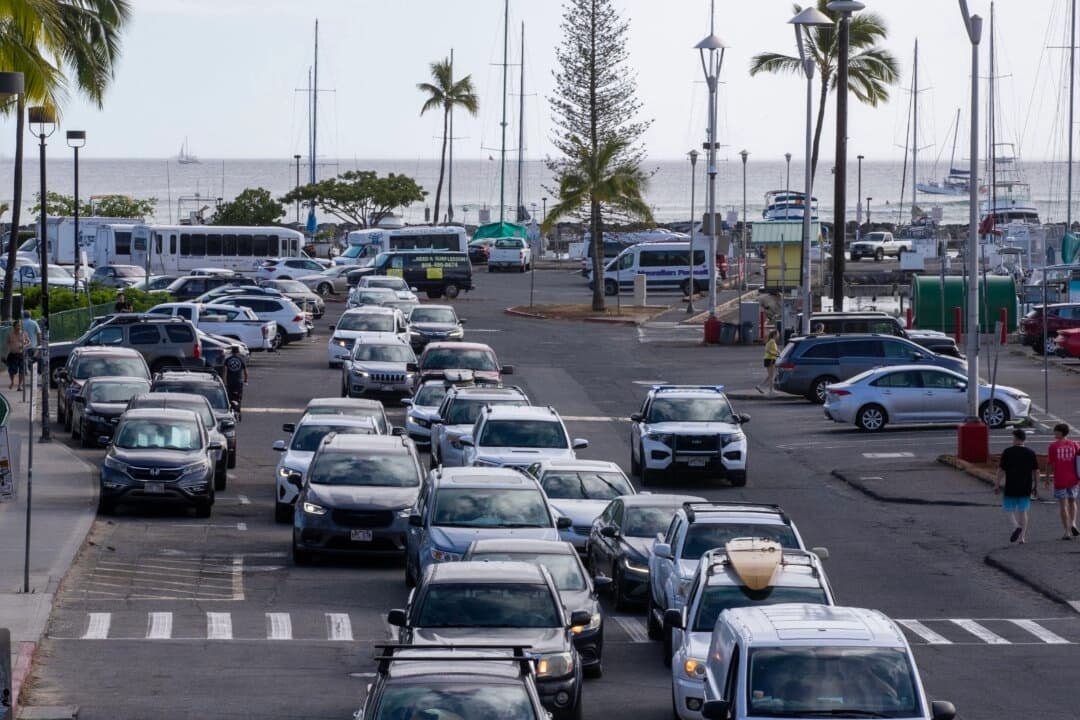 Residentes y visitantes se vieron atrapados en un atasco mientras intentaban abandonar el puerto de Ala Way, en Waikiki, Oahu (Hawái), el 29 de julio de 2025, después de que un terremoto de 8,8 grados en el extremo oriental de Rusia provocara alertas de tsunami. (Eugene Tanner/AFP a través de Getty Images)
