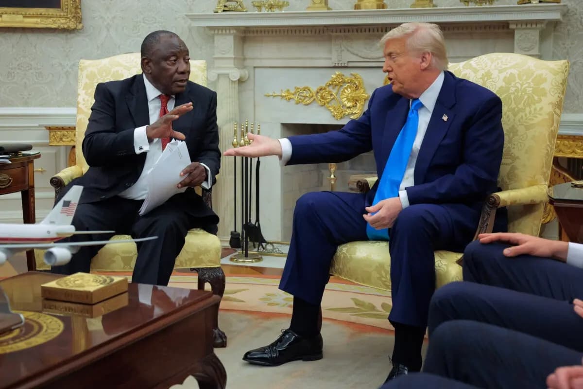 El presidente de Estados Unidos, Donald Trump (derecha), y el presidente de Sudáfrica, Cyril Ramaphosa (izquierda), conversan durante una rueda de prensa en el Despacho Oval de la Casa Blanca el 21 de mayo de 2025. (Chip Somodevilla/Getty Images)