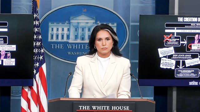 La directora de Inteligencia Nacional, Tulsi Gabbard, habla durante una rueda de prensa en la Casa Blanca el 23 de julio de 2025. Gabbard publicó nuevas pruebas sobre cómo se creó la narrativa Trump-Rusia en torno a las elecciones de 2016. (Captura de pantalla vía The Epoch Times, Reuters)