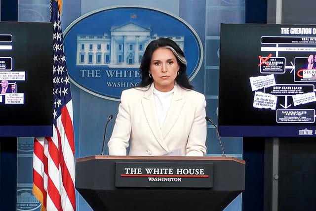 La directora de Inteligencia Nacional, Tulsi Gabbard, habla durante una rueda de prensa en la Casa Blanca el 23 de julio de 2025. Gabbard publicó nuevas pruebas sobre cómo se creó la narrativa Trump-Rusia en torno a las elecciones de 2016. (Captura de pantalla vía The Epoch Times, Reuters)