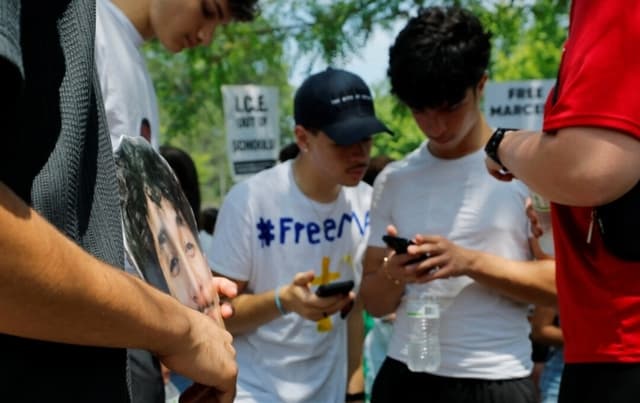 Algunos distritos escolares aumentan financiación a enseñanza para inmigrantes pese a recortes locales