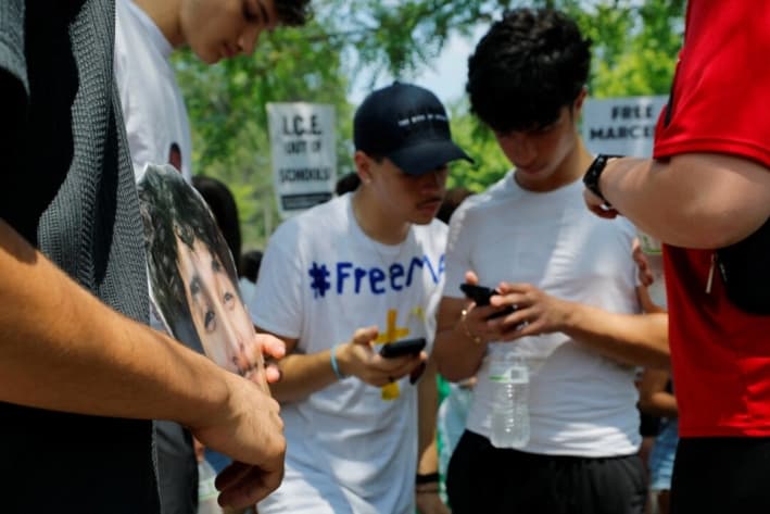 Compañeros de clase se reúnen afuera del tribunal de inmigración mientras un juez de inmigración celebra una audiencia de fianza para Marcelo Gomes da Silva, un estudiante de secundaria de Milford que fue detenido por el Servicio de Inmigración y Control de Aduanas (ICE), en Chelmsford, Massachusetts, el 5 de junio de 2025. (Brian Snyder/Reuters)
