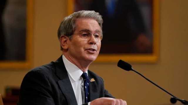 Secretario del Tesoro Bessent advierte a China de nuevos aranceles por compras de petróleo ruso