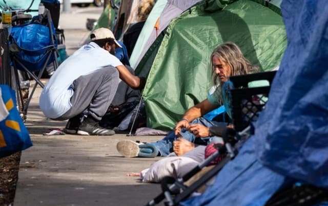 Personas sin hogar en Santa Mónica, California, el 27 de noviembre de 2023. (John Fredricks/The Epoch Times)