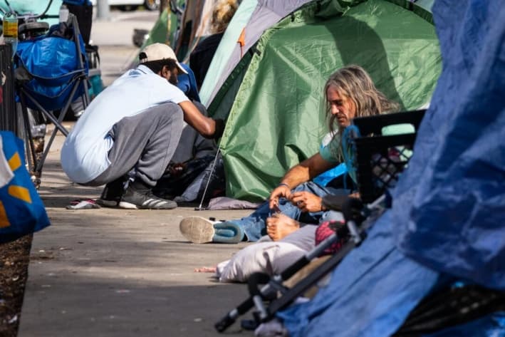 Personas sin hogar en Santa Mónica, California, el 27 de noviembre de 2023. (John Fredricks/The Epoch Times)