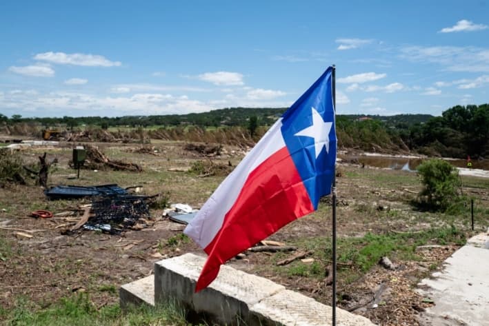 Bandera de Texas en una casa junto al río Guadalupe tras las inundaciones repentinas en Kerrville, Texas, el 8 de julio de 2025. (Madalina Kilroy/The Epoch Times)