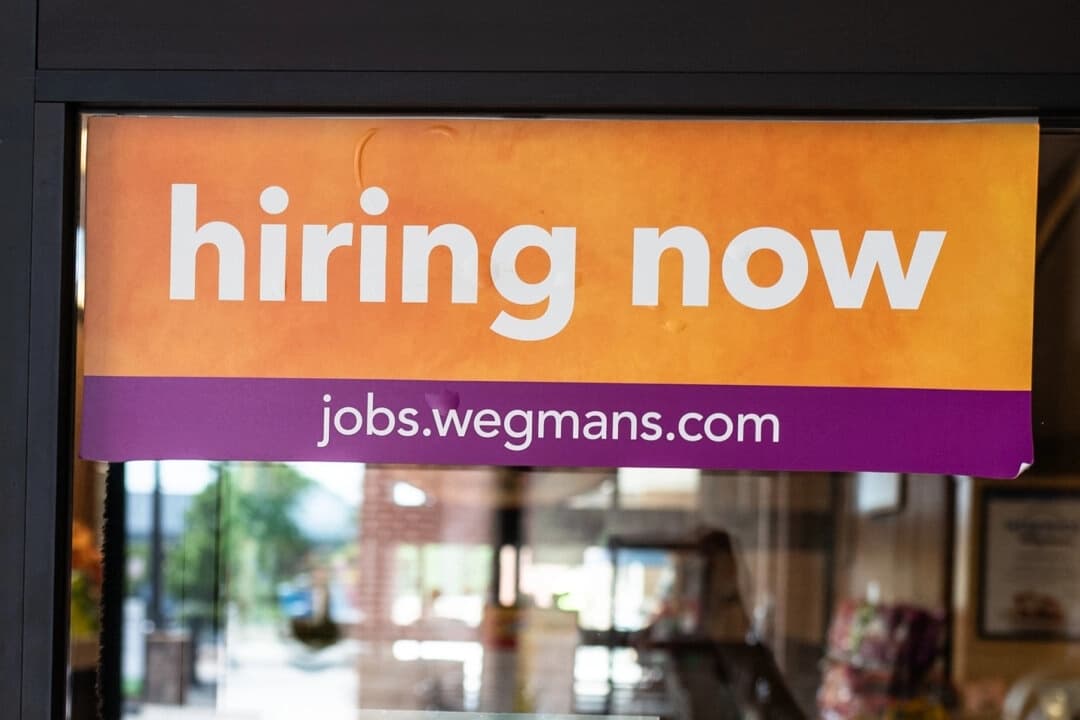 Anuncio de empleo publicado en una tienda de Columbia, Maryland, el 21 de julio de 2025. (Madalina Kilroy/The Epoch Times)
