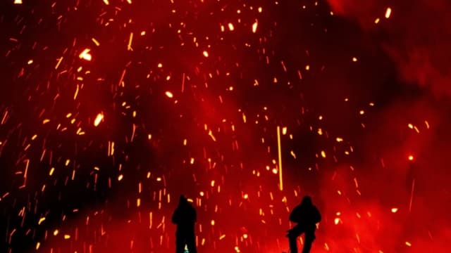 La gente observa la erupción del volcán Klyuchevskoy en la península de Kamchatka, en el extremo oriental de Rusia, el 16 de marzo de 2021. (Maxim Fesyunov/AFP a través de Getty Images)
