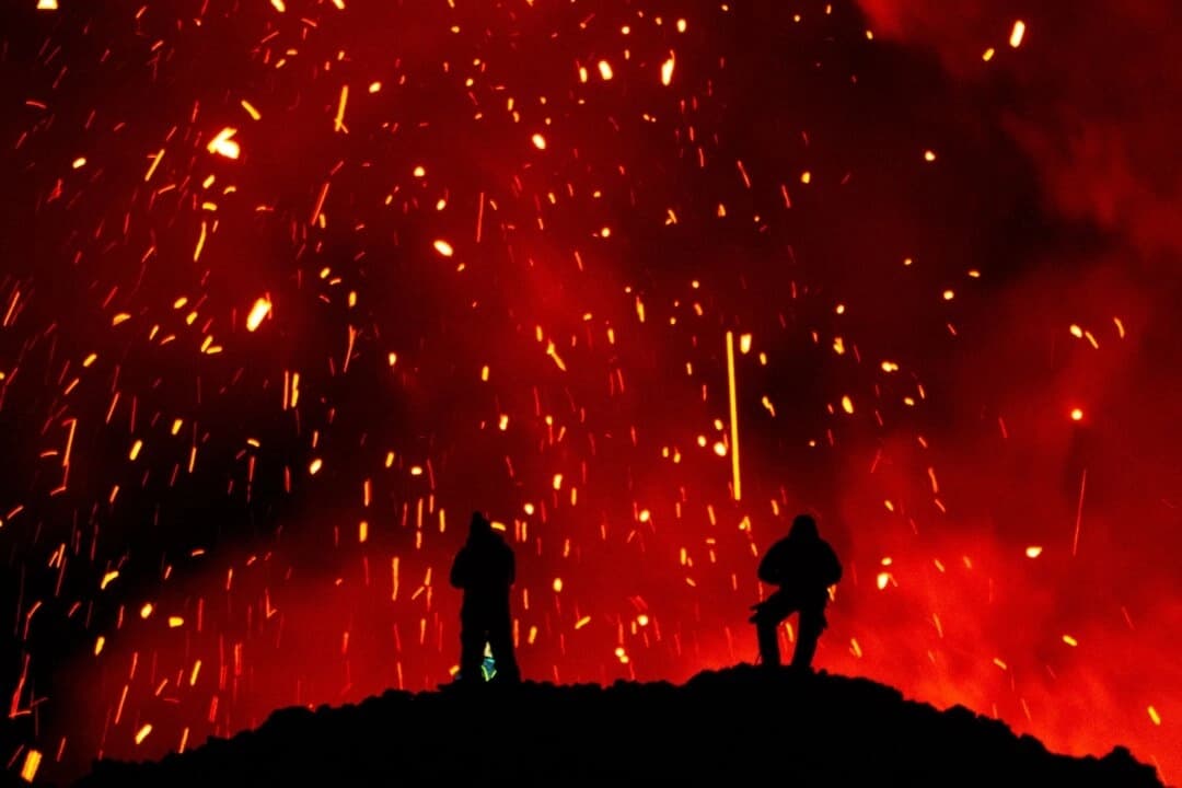 La gente observa la erupción del volcán Klyuchevskoy en la península de Kamchatka, en el extremo oriental de Rusia, el 16 de marzo de 2021. (Maxim Fesyunov/AFP a través de Getty Images)
