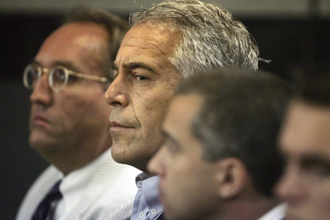 Jeffrey Epstein (C) comparece ante el tribunal en West Palm Beach, Florida, el 30 de julio de 2008. (Uma Sanghvi/Palm Beach Post vía AP)
